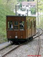 Der Gegenzug mit der Nummer 2 fhrt bergwrts an der Ausweichstelle vorbei.