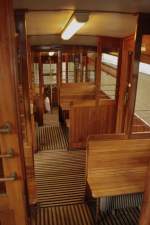 Innenleben von Wagen 1 der Stuttgarter Standseilbahn mit Bnken und Auskleidung aus Mahagoniholz - wie bei der Indienststellung 1929.