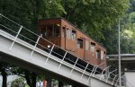 Ausfahrt von Wagen 2 der Stuttgarter Standseilbahn aus der Talstation am Grnheimer Platz Richtung Waldfriedhof. Die Stuttgarter Seilbahn prsentiert sich fast komplett als originales Ensemble im Zustand des Erffnungsjahres 1929 und steht unter Denkmalschutz. Sie war die erste und schnellste Standseilbahn Deutschlands mit automatischer Steuerung (auf Knopfdruck durch den Wagenbegleiter). (14.08.2011)