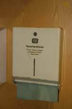 Hier sind noch die Original DB Papierhandtcher drin.