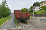In Altensteig an der Nagold sind diese beiden Güterwagen und einige Rollböcke als Erinnerung an die ehemalige Schmalspurbahn von Nagold dort hin auf gestellt.