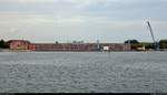 Blick während einer Hafenrundfahrt auf das Gebäude der ehemaligen Maschinenbau Kiel (MaK), einem namhaften Hersteller Schiffsdieselmotoren, Diesellokomotiven, -triebwagen und