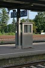 Als noch keine Computerstimme die Bahnreisenden informierte (|) -  Bahnsteigkabine  im Bahnhof Aulendorf, in dem früher der Bahnhofsvorsteher mit Mikrofon und über Lautsprecher die Reisenden
