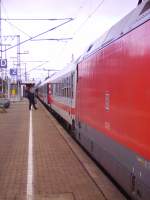 Und Abfahrt! Der Zugbegleiter des IC 1971 erteilt das Abfahrsignal. IC 1971, 12.10.07, Elmshorn