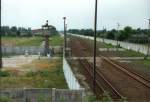 Ehemaliger Grenzbahnhof Berlin-Staaken 1993 mit Blick von der Straenbrcke Nennhauserdamm in Richtung Westen, eine der wenigen Stellen, an denen auf beiden Seiten Westen war. Hinter uns Westen (Westberlin) und vor uns Himmelsrichtung Westen, also Richtung Hannover.