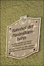 Bahnhof der  Maximiliansbahn ! Diese Tafel hängt am Empfangsgebäude in Bad Aibling.