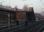 Eine so richtig schlechte Idee. Um den Zug noch zu kriegen schnell ber die Gleise! Der Zug war bereits zu sehen und keiner konnte wissen, dass es wirklich der hier haltende Regionalzug sein wrde. Berlin Karlshorst, 9.3.2010