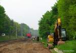 berblich ber die Baustelle im Sden Bestensees am 24.05. Die Gleise sind weg, aber der Schotter liegt noch. Im Hintergrund sind die beiden Zge damit beschftigt die Oberleitung am Gleis Richtung Norden abzubauen. Ich stehe bei der Aufnahme auf dem geffneten B.