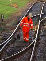 Hier werden am 17.01.2011 die Weichen von dem Gleisanschlu der RWTH Aachen vom Institut fr Schienenfahrzeuge (IFS) in Aachen West geschmiert.