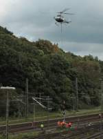 Mit Hilfe eines Hubschraubers wurden am 07.08.2011 in Stolberg Hbf Signale gesetzt. Der Eurocopter AS350 Ecureuil der Firma KMN Koopmann Helicopters bringt an einem langen Seil den Signalmast zum Signalfu, wo die Bodenmanschaft den Mast entgegennimmt und mit vier Schrauben sichert. Anschlieend hngt der Hubschrauber den Mast ab und fliegt zum Lagerplatz zurck um den nchsten zu holen. Das ganze dauert ca. 6-8 Minuten pro Signal.  