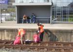 Mal ein etwas anderes Bahnbild: Zwei Bahnarbeiter suberten am 20.04.2006 das Streckengleis der S-Bahn nach Hanau im Bahnhof Frankfurt am Main-Niederrad vom Mll der Wegwerfgesellschaft.
