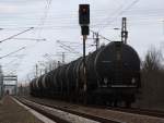 11.03.2012 Berliner Aussenring, Henningsdorf Nord.  Kesselzug nach Warnemnde (wie Anzeige angibt) oder nach Stendell gezogen von 146 520-2 von Interconnex. Im Hintergrund die neue Brcke ber den Oder-Havel-Kanal. Auch noch zu sehen: Ein Kesselzug mit 185-587 HGK, der den Standort vor ca. 30 Sekunden links passierte.