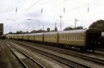 Magdeburg Hbf 1968. Ein  Militrzug der damaligen Sowjetunion(SZD)wartet auf Einfahrt in den Hbf. Bespannt mit einer 132.