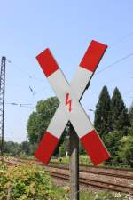 Andreaskreuz am Bahnbergang vor Lindau-Reutin, der Bahnbergang ist nur mit Andreaskreuz und Schranken gesichert, eine Ampel hat dieser B nicht (18.08.2012)