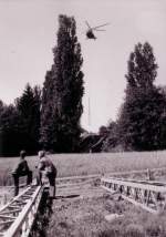 Sommer 1987, Zepernick. Ein Interflug-Helikopter beim Transport der Fahrleitungsmasten am nrdlichen Ende des Bf. (heute steht dort eine Sendemast)