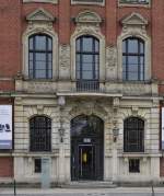 11.02.2013, Berlin, Schneberger Ufer 1; eisenbahnspezifische Verzierugen am Eingangsportal der ehem.