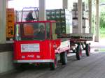  COCA-COLA Bus  ist gerade am Gterschuppen auf der Insel Wangerooge vorgefahren, und wird sofort mit Bierkisten beladen.