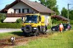 Unkrautvernichtender Unimog im Bhf.