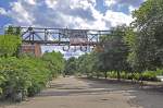 30.07.2013 Berlin-Treptow, ehem. Grlitzer Bahn.  Beschaubrcke  des ehem. Kontrollpunktes vor dem Landwehrkanal (damals Grenze). Auch nach dem August '61 gab es bis '85 vereinzelten Gterverkehr zu und von den westberliner Firmen, die sich auf dem Gelnde des ehem. Grlitzer Bf's niedergelassen hatten. Von dieser Brcke wurden die Waggons von oben  beschaut .
.