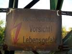 Warnschild das auch schon in die Jahre gekommen ist am 31.10.13 in Maintal Ost