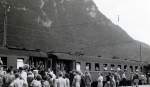 Hochbetrieb im Bahnhof Mittenwald bei der Verabschiedeung eines Urlauberzuges 1953 (Foto-Scan aus einem Fotoalbum meiner Eltern)