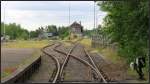 Der Blick auf die Ausfahrt in Richtung Wirges am Bahnhof von Siershahn am 09.Juni 2015. Die wohl längsten Schrankenbäume im ganzen Westerwald! Foto vom Bahnsteig aus gemacht,am Prellbock.