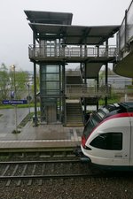Bahn und Architektur - Mit Blick auf den südlichen Zugang/Aufzug der Haltestelle Konstanz Fürstenberg fährt ein von Engen kommender Seehas in die Haltestelle ein (16.04.2016).