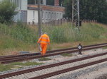 Heute wie Damals müssen die Weichen noch per Hand geschmiert werden.Am 11.Juli 2016 fotografierte ich den Kollegen beim Schmieren der Weiche 31 in Bergen/Rügen.