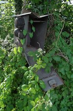 Im Bahnhofsumfeld von einem Weg aus im Gestrüpp entdeckt, interessant gefunden und fotografiert, aber keine Ahnung was das ist bzw.