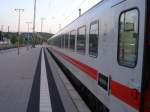 Hier Wagen 7 des InterCity 2269 von Karlsruhe Hbf nach Stuttgart Hbf. Wir stehen gerade in Bruchsal am Rot zeigenen Signal. Am Zugschluss sieht man noch eine AVG S-Bahn die gerade in Bruchsal gestartet ist