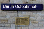 Ein Bahnhof - viele Namen: Der heutige Ostbahnhof im Laufe der Zeit, aufgenommen auf einem Schild am 29.09.2014.