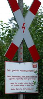 Na klar habe ich dafr Verstndnis. Von mir aus kann die Schranke wegen zahlreicher Zugbewegungen lnger geschlossen bleiben, dafr bin ja extra nach hier gekommen. Des einen Leid ist des anderen Freud. Gesehen am Bahnbergang in Kln Gremberg.