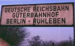 Eingangsschild Gterbahnhof Berlin-Ruhleben 1978. Ruhleben war schon lange kein Gterbahnhof mehr, keine Gterschuppen, keine Entladegleise. Es war  nur  noch ein Rangierbahnhof, ber den der reichliche Gterverkehr abgewickelt wurde. Tankzge fr das Tanklager in Haselhorst (WTAG-Lok), Kohlezge fr das Kraftwerk Reuter und der gesamte Gterverkehr von und zu den Siemens-Werken (Siemens-Werkbahn mit 4 Ellok)-alle diese Fahrten mit 118ern spter 132ern, die diese Zge ber eine recht steile Rampe und Brcken ber die Bahnanlagen und die Spree ziehen mussten. In die andere Richtung lag der Spandauer Hafen am Tiefwerderweg und die Zufahrt zum Industriegelnde an der Freiheit. 