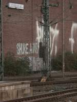 Die Hektometer Tafel 88.6 liegt unten Angelehnt am Masten. Hier hatte wohl noch keiner Lust oder Zeit sich darum zu kümmern.
Naja auch Hektometer Tafeln müssen sich mal hinlegen und eine Auszeit nehmen.
Bald wird wieder abgehangen. :)
26.2.2014 
Düsseldorf HBF