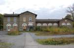 Die Gleisseite des Bahnhofsgebude Hochneukirch. Von hieraus verzweigte sich die Strecke Mnchengladbach-Jlich die von Odenkirchen mit der Strecke nach Kln ein Stck weit die selbe Trasse brauchte. Leider musste die Strecke nach Jlich so nach und nach weichen und wurden abgebaut. Da wo jetzt Grn und Schotter vorherrscht, langen die Gleise nach Otzenrath, Welldorf bis Jlich.Die noch genutzten Gleise nach Rheydt und Kln liegen am anderen Ende weit ab von Gebude.