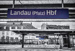 Bahnhofsschilder von Landau (Pfalz) Hbf, am 19.4.2017.