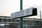 Mittlerweile historisch...Der Haltepunkt trägt mittlerweile den Namen  Dormagen Chempark  und ist mit den üblichen aktuellen DB-Schildern ausgestattet.
Aufnahmedatum: 8. Januar 2010