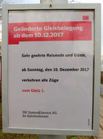 Eines von mehreren Schildern weist Reisende am Hp Halle Zscherbener Straße darauf hin, dass ab dem Fahrplanwechsel alle S-Bahnen von Gleis 1 verkehren. Diese Regelung bestand jedoch nur vorübergehend; mittlerweile wird auch wieder Gleis 2 genutzt. [24.12.2017 | 13:45 Uhr]