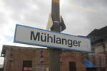 Das alte, Hellblau-weiße Bahnhofsschild am Haltepunkt Mühlanger.