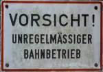 gefunden und gestiftet von   http://ivev8.ivev.bau.tu-bs.de/~pachl/
 zur allgemeinen Erbauung. Nach der Verwitterung zu urteilen, hlt der Zustand schon lnger an. Um ehrlich zu sein, das Schild steht zwar an der Bahn, aber dieses mal hat die DB Glck. Es steht an einer Anschlubahn. Da aber der Anschlu oft genug weg ist, knnte es auch Die Bahn sein.