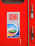 Mit diesem Sticker wirbt die DB als Nationaler Frderer des FIFA Women`s World Cup 2011 in Germany auf ihren Lok`s, hier auf 146 008.