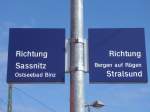 Statt eines Zugzielanzeiger steht in Lietzow dieses Hinweisschild in welche Richtung man fahren knnte.Aufnahme am 29.Mrz 2011.