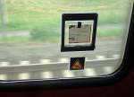 Ein Werbeprospekt ersetzt das fehlende Wagenschild - wahrscheinlich wieder mal geklaut... Gesehen im IC 2025 auf der Fahrt von Hamburg nach Dortmund. 5.8.2011.