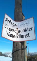 Ein altes Hinweisschild aus DR/DB Zeiten im ehemaligen Haltepunkt Grmpen (Bahnstrecke Sonneberg (Thringen) - Eisfeld). 08.12.2012