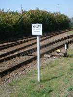 An der Stralsunder Hafenbahn befindet sich dieses Schild.Aufgenommen am 06.September 2013.