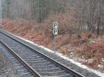 Wegen einem unbeschrankten Überweges werden die Urlauber vom nah gelegenden Zeltplatz durch die Doppelpfeiftafel in und aus Richtung Binz in Prora Ost genervt.Aufgenommen vom Haltepunkt Prora Ost am 26.Januar 2015 aus.