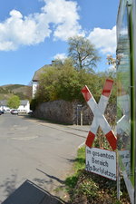 Vor dem Dorfplatz in Olef wird bereits angekündigt das Züge auf dem gesamten Dorfplatz Vorrang haben.
