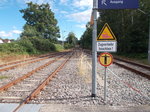 Selbst vor dem Streckenende in Binz sollte man auf dem Zugverkehr achten.Aufnahme am 14.August 2016.