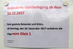 Eines von mehreren Schildern weist Reisende am Hp Halle Zscherbener Straße darauf hin, dass ab dem Fahrplanwechsel alle S-Bahnen von Gleis 1 verkehren.