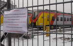 Klageschrift und Angeklagter: Am Zaun der Abstellanlage am Hbf Aschaffenburg haben Anwohner diesen Protest angebracht.